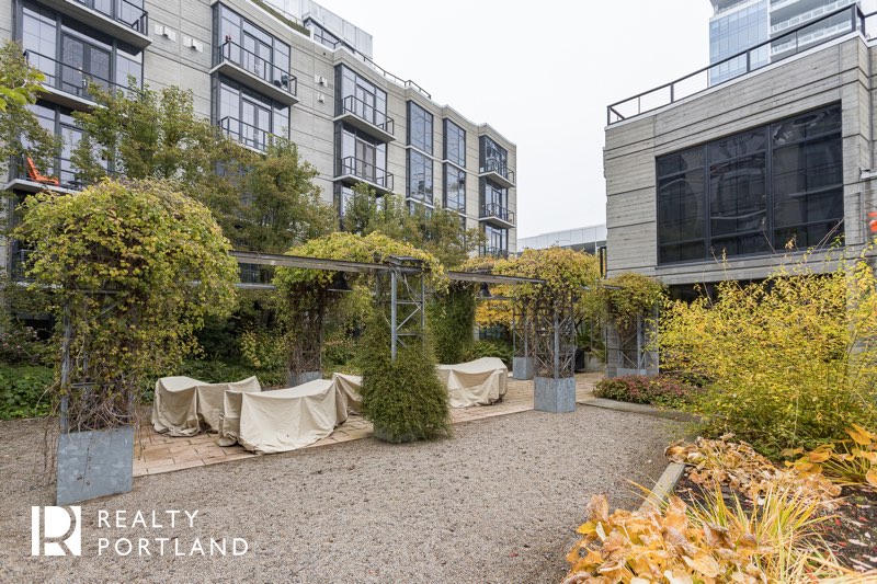 Streetcar Lofts courtyard with landscaped garden and pergola